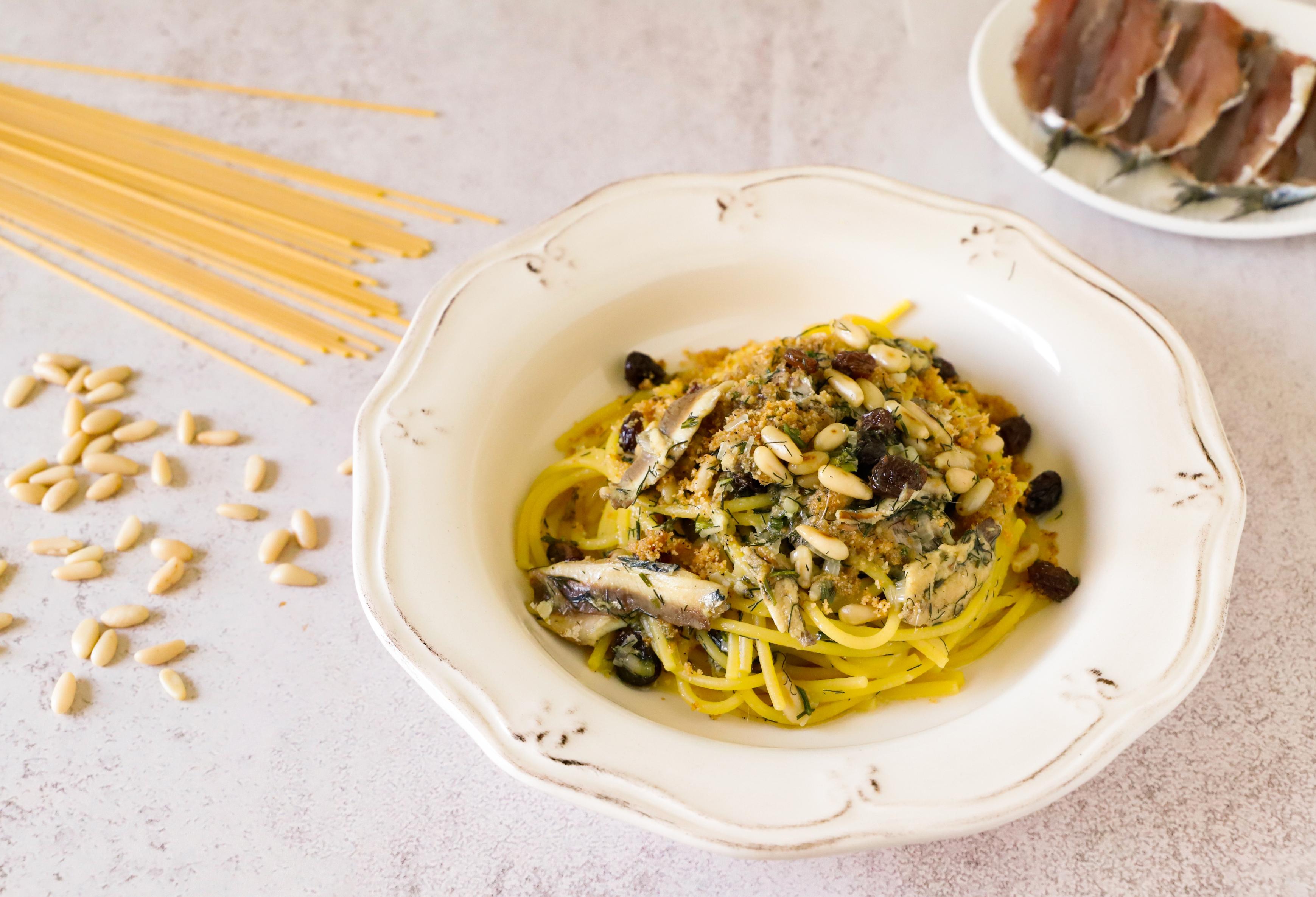 Pasta con sarde e pinoli